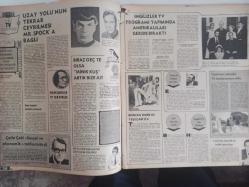 TV'DE 7 Gün Haftalık Aktüalite Sinema Tiyatro Müzik ve Magazin Dergisi -1 Eylül 1975 - Neşe Karaböcek - Ali Rıza Binboğa - İlhan Daner - İlhan İrem - Halit Akçatepe - Fuar'da Curcuna - Can Akbel - Nejat Uygur - İzmir'de TV'nin bir çocuğu oldu - Bu Kış Ekranda Hangi Yabancı Dizileri Seyredeceğiz - Martin Landau - Jery Lewis - Christopher Neame - Yaşar Yaşamaz Reklamlarda Oynayacak - Kaptan Kirk - Haluk Şahin - Çetin Çeki - Erol Aksoy - Necdet Gülşen - Arçelik Çamaşır Makinesi Reklamı - Fuar'da Olay Vardı, Tülay Vardı - Halit Akçatepe - İlhan Daner - Stüdyo İstanbul 25 Eylül'de Başlıyor - Sevda Karaca - Semiha Yankı - Seyyal Taner - Ayla Dikmen Fuarda Niçin Sahneye Çıkmadı - Oğlunu Bir Gün Gördü ve Cezayir'e Uçu - Andre Belgat - Tahsin Öztin - 40 Milyon İnsan Spor Seviyor Mu Acaba? - Ve Uğur Dündar İlk Filmine Başladı - Şahin Gültekin - Levent Kırca - Enis Fosforoğlu - Alev Yamaç - Erol Aksoy - Levent Ural fotoğraf ve haberi - Tam Takım Dergi