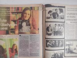 TV'DE 7 Gün Haftalık Aktüalite Sinema Tiyatro Müzik ve Magazin Dergisi -1 Eylül 1975 - Neşe Karaböcek - Ali Rıza Binboğa - İlhan Daner - İlhan İrem - Halit Akçatepe - Fuar'da Curcuna - Can Akbel - Nejat Uygur - İzmir'de TV'nin bir çocuğu oldu - Bu Kış Ekranda Hangi Yabancı Dizileri Seyredeceğiz - Martin Landau - Jery Lewis - Christopher Neame - Yaşar Yaşamaz Reklamlarda Oynayacak - Kaptan Kirk - Haluk Şahin - Çetin Çeki - Erol Aksoy - Necdet Gülşen - Arçelik Çamaşır Makinesi Reklamı - Fuar'da Olay Vardı, Tülay Vardı - Halit Akçatepe - İlhan Daner - Stüdyo İstanbul 25 Eylül'de Başlıyor - Sevda Karaca - Semiha Yankı - Seyyal Taner - Ayla Dikmen Fuarda Niçin Sahneye Çıkmadı - Oğlunu Bir Gün Gördü ve Cezayir'e Uçu - Andre Belgat - Tahsin Öztin - 40 Milyon İnsan Spor Seviyor Mu Acaba? - Ve Uğur Dündar İlk Filmine Başladı - Şahin Gültekin - Levent Kırca - Enis Fosforoğlu - Alev Yamaç - Erol Aksoy - Levent Ural fotoğraf ve haberi - Tam Takım Dergi