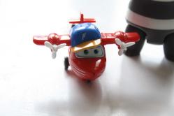 2 TANE   OYUNCAK FİGÜR   DETAYLAR RESIMLERDE (DELİKLİ RAF KUTU