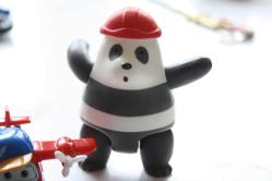 2 TANE   OYUNCAK FİGÜR   DETAYLAR RESIMLERDE (DELİKLİ RAF KUTU