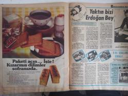 TV'DE 7 Gün Haftalık Aktüalite Sinema Tiyatro Müzik ve Magazin Dergisi - 10 Temmuz 1978 - Melike - Edip Akbayram - Timur Selçuk - Selda Alkor - Genco Erkal - Hikmet Feridun Es - Antalya'da Beraberlik Andı - Ayten Alpman - Madalyonun 2 Yüzüyle Antalya 78 - Domatese Hayır! Hıyara Evet! - Nil Burak - Yurdanur - Orhan Şener - Güzide Kasacı - Bu Ortaklık Dişçi Koltuğunda Kuruldu - Ayşe Onarır - Nuri Kantar - Bülent Özveren - Rudy Jordache - Ayşegül Atik - Cenk Koray - Nazan balkırtan - Dost KAra Günde Belli Olur - Çiçeği Burnunda İki Deniz Kurdu - Tanju Okan - Fikret Kaptan - Yaktın Bizi Erdoğan Bey - Madigan Losyon Reklamı - Eyüp Sultan'dan Bir Dilek - Tv'de Sinema'da Bu Hafa - Böyle Ölüm Düşman Başına - Françoise Dorleac - King's Tişört Reklamı fotoğraf ve haberi - Dergi Tam Değildir Sadece 26 Sayfası Mevcuttur