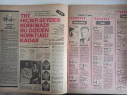TV'DE 7 Gün Haftalık Aktüalite Sinema Tiyatro Müzik ve Magazin Dergisi - 20 Mart 1978 - Ekranın Yeni Kralı Jett - Nilüfer - Joseph Armagh - Jan Michael Vincent - Çam Devirmede Rekora Doğru - 20 Yılda 4 ere Erkek - Türkan Şoray- Hikmet Feridun Es - TRT Hiçbir Şeyden Korkmadı Bu Diziden Korktuğu Kadar - Charles Kay - Sezai Solelli - İnsanlardan Nefret Ediyor - Sonu Olmayan Yol - Bunlar da Bizim ''Korkusuzlar'' - Aylin Urgal - Anten Falı - Enis Fosforoğlu - A'dan Z'ye Yazarlar Sendikası'nı Ayağa Kaldıran Hata - Parizien Çorap Reklamı - Dekora Perde Reklamı fotoğraf ve haberi - Dergi Tam Değildir Sadece 16 Sayfası Mevcuttur