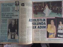 TV'DE 7 Gün Haftalık Aktüalite Sinema Tiyatro Müzik ve Magazin Dergisi - 24 Ağustos 1981 - Nükhet Duru - Kral ve Kraliçe Olmaya Adam 38 Genç - ''Beni Hatırlayınız''ın Başına Gelenler - Mesut Mertcan - Sahne Hayat Onu Baştan Çıkardı - Midhat Sertoğlu - Bülent Uluslu - Halit Kıvanç - Assolistlik Yolunda İlk Adım - Ayşe Egesoy ve objektifle gelen ambargo - Hikmet Feridun Es - İbrahim Tatlıses - Kibariye - Samime Sanay'dan korkmak gerek - Ekran Kimden Yana ? - 2 Kişinin Eseridir - Kamil Sönmez - Hasret Bitti - Lucy'nin 21. Yaşgünü Partisinde - J.R. Yoktu - Bayan Ellie Gibi Kadın - Selçuk Ural - Seyhan Tütün - Mithat Körler - Ahmet Melik - Mikrofon başından, Ocak Başına - Erkandaki Kaptan Şarkıcı - Ginger Rogers - Bülent Özveren - Tele Program - Küçük Ev'de Mutsuzluk Rüzgarları  -Pamukbank Reklamı fotoğraf ve haberi - Tam Takım Dergi