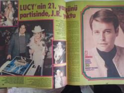 TV'DE 7 Gün Haftalık Aktüalite Sinema Tiyatro Müzik ve Magazin Dergisi - 24 Ağustos 1981 - Nükhet Duru - Kral ve Kraliçe Olmaya Adam 38 Genç - ''Beni Hatırlayınız''ın Başına Gelenler - Mesut Mertcan - Sahne Hayat Onu Baştan Çıkardı - Midhat Sertoğlu - Bülent Uluslu - Halit Kıvanç - Assolistlik Yolunda İlk Adım - Ayşe Egesoy ve objektifle gelen ambargo - Hikmet Feridun Es - İbrahim Tatlıses - Kibariye - Samime Sanay'dan korkmak gerek - Ekran Kimden Yana ? - 2 Kişinin Eseridir - Kamil Sönmez - Hasret Bitti - Lucy'nin 21. Yaşgünü Partisinde - J.R. Yoktu - Bayan Ellie Gibi Kadın - Selçuk Ural - Seyhan Tütün - Mithat Körler - Ahmet Melik - Mikrofon başından, Ocak Başına - Erkandaki Kaptan Şarkıcı - Ginger Rogers - Bülent Özveren - Tele Program - Küçük Ev'de Mutsuzluk Rüzgarları  -Pamukbank Reklamı fotoğraf ve haberi - Tam Takım Dergi