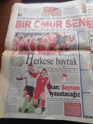 Hürriyet Gazetesi - 14 Kasım 2001 - Rahmi Koç Şeref Koltuğuna Çıkıyor - Mustafa Koç - Küçükarmutlu'ya Türk Bayrağı Dikildi - Sinemis Candemir Tarkan'la Öpüştü Aileden Veto Yedi - Dünya Kupası Finalleri İçin Avusturya İle Kapışıyoruz - Ali Sami Yen Stadı - Okan Buruk - Afganistan'da Hayata Dönüş - Taliban Kaçtı Halk Berbere Koştu