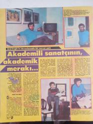 TV'DE 7 Gün Haftalık Aktüalite Sinema Tiyatro Müzik ve Magazin Dergisi - Gökben'in Saçları Çiçek Açtı - Minik Ütünün Büyük Marifeti - Uzman İşbaşında - Donna Culver'le Yatak Sohbeti - Susan Howard - Abba - Olivia Newton - Shakin Stevens - Belkıs Akkale - İlhan İrem - Erol Evgin - Akademili Sanatçının, akademik merakı - Duvarlarında Servet Asılı fotoğraf ve haberi - Dergi Tam Değildir Sadece 4 Sayfası Mevcuttur - Dergi Kapağı Yoktur