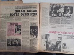 TV'DE 7 Gün Haftalık Aktüalite Sinema Tiyatro Müzik ve Magazin Dergisi - Bu da Brodway'den Bir Görüntü - 17 Şarkıya 12 Kıyafet - Binbir Yüzlü Raffella - Raffaella Carra ile 3 Gün 3 Gece - Halit Kıvanç - Gölgedeki Gizli Nişanlı - Geceler ve Gündüzler - Yumurtanın Sarısı - Lana Turner - Fred May - Ertan Anapa - Funda Anapa - Pekcan Koşar - Selma Koşar - Lavado Banyo Odası Reklamı - Erol Evgin - Aşık Veysel - Ekran Ancak Böyle Güzelleşir - Saadet Yılmaz - Fırçana Vurulayım Nokta - Cemile Kutgün'de Büyük Değişiklik Var - Giray Elmalı - Filiz Makarna Reklamı - Gökben - Deniz Gökçer - Işın Yenersu - Zerrin Özer - Süleyman Turan - Türkan Şoray - Kemal Öncü - Eyüp Öncü - Güllü'de Ölümden Döndüm fotoğraf ve haberi - Dergi Tam Değildir Sadece 22 Sayfası Mevcuttur - Dergi Kapağı Yoktur