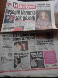 Hürriyet Gazetesi - 8 Haziran 1994 - Clinton Çiftinin Gizli Dünyası - Fenerbahçe Pingel'le Coştu - Galatasaray Otto Bariç Dedi - Ayşegül Tecimer'e Şok Gözaltı - Fransız Diplomatın Eşine İstanbul'da Tecavüz - Şeriatçı İBDA-C Örgütünün Çaldığı Tarihi Eserlerden Biri Olan Kur'an'ı Ayşegül Tecimer Almış - Alparslan Türkeş'ten Sürpriz Mesaj - Sakıp Sabancı'nın Kızı Boşandı - Nusret Demiral Zehirlenen Köpeğine Şiir Yazdı