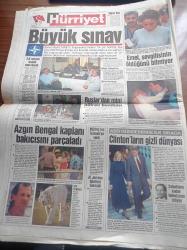 Hürriyet Gazetesi - 8 Haziran 1994 - Clinton Çiftinin Gizli Dünyası - Fenerbahçe Pingel'le Coştu - Galatasaray Otto Bariç Dedi - Ayşegül Tecimer'e Şok Gözaltı - Fransız Diplomatın Eşine İstanbul'da Tecavüz - Şeriatçı İBDA-C Örgütünün Çaldığı Tarihi Eserlerden Biri Olan Kur'an'ı Ayşegül Tecimer Almış - Alparslan Türkeş'ten Sürpriz Mesaj - Sakıp Sabancı'nın Kızı Boşandı - Nusret Demiral Zehirlenen Köpeğine Şiir Yazdı