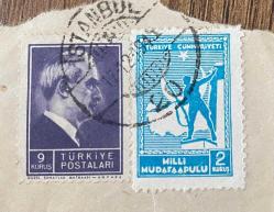 Mektup Zarfından Kesilmiş  / Postadan Geçmiş İkili Pul Filateli - İstanbul, 17 Aralık 1945 Damgalı - İSMET İNÖNÜ, 9 KURUŞ / MİLLİ MÜDAFAA PULU, 2 KURUŞ - Türkiye Cumhuriyeti