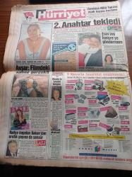 Hürriyet Gazetesi - 29 Nisan 1993 - Hülya Avşar'ın Mastürbasyon Sahnesi - Beşiktaş Yönetimi Gordon Milne İle Anlaşmaya Vardı - Milli Takım Norveç'ten Tokat Yedi - Ümraniye Çöplüğünde Metan Gazı Patladı - Yanardağdan Fışkıran Lavlar Gibi Akan Tonlarca Çöp Gecekonduların Üstün Çöktü - Çöpün Patlama Nedeni Vahşi Depolama- Devlet Bakanı Tansu Çiller Thatcher'den Taktik Aldı - Süleyman Demirel SHP İç Meselemiz Sayılır - Mesut Yılmaz Hüsamettin Cindoruk Başbakan Olamaz