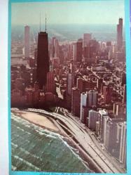 ŞEHİR KARTPOSTALI-ABD/CHICAGO ILLINOIS OAK SOKAĞI KUMSALI GÜNDÜZ YUKARIDAN GÖRÜNTÜSÜ,ARKASINA YAZILMAMIŞ,RENKLİ, 11 X 15 CM EBADINDA - 1950'LER, 1960'LAR, 1970'LER, 1980'LER