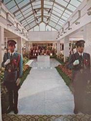 ŞEHİR KARTPOSTALI-SIRBİSTAN/BELGRAD SPOMEN PARK GİRİŞİNDE BULUNAN NÖNETÇİLERİN GÖRÜNTÜSÜ,ARKASINA YAZILMAMIŞ,RENKLİ, 11 X 15 CM EBADINDA - 1950'LER, 1960'LAR, 1970'LER, 1980'LER