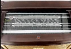 ANTİKA PHILIPS LAMBALI RADYO. TEMİZ KONDİSYONDA. ÇALIŞIR HALDE EBAT: 45x32x22 cm
