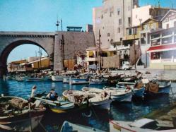ŞEHİR KARTPOSTALI-FRANSA/MARSİLYA TAŞ KÖPRÜ BALIKÇI TEKNELERİ VE DENİZİN GÜNDÜZ GÖRÜNTÜSÜ,ARKASINA YAZILMAMIŞ,RENKLİ, 11 X 15 CM EBADINDA - 1950'LER, 1960'LAR, 1970'LER, 1980'LER