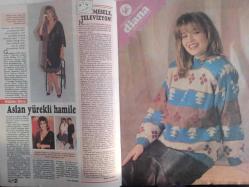 TV'DE 7 Gün Gong Haftalık Aktüalite Sinema Tiyatro Müzik ve Magazin Dergisi - 10 Ekim 1988 - Nilgün Akçaoğlu - Orhan Gencebay - Timur Selçuk - Nükhet Duru - Mesut Mertcan - Burhan Çaçan - Robert Hays - Elçin Temel - Gülgün Feyman - Cem Duna - Şengül Kılıç - Nilgün Balkaç - Can Okanar - Şengül Kılıç - Cevat Taylan - Şadiye Onuk - Fatma Karaca - Yeşim Tozan - Yeliz Tozan - İrem Altuğ - Robert Hakan Patterson - Başat Tezyüksel - Mahinur Öney - Canan Pekyol - Okan Öçer - Tülay Hasaltun - Özcan Kaba - Cybill Shepherd - Mesut Mertcan - Kemal Sunal - Selda Alkor - Zülfü Livaneli - Neil Tennat - Chris Lowe - Meral Açıkgöz - Erol Yaşar - Metin Gören - Emel Sayın - Güngör Bayrak - İzzet Öz - Aksu Kumaş Reklamı fotoğraf ve haberi - Tam Takım Dergi