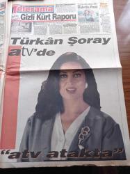 Sabah Gazetesi - 11 Kasım 1993 - Binbaşı Cem Ersever'in Olayı Kördüğüm - Önceki Gün İntihar Eden Ekrem Dürüst Toprağa Verildi - Atatürk'e Saygılarını Sevgilerini Belirtmek İçin Yüz binlerce Kişi Anıtkabir'e Akın Etti - Terör Pahalılık Ve Zamlarla Bunalan Türk Halkı Futbolla Moral Buldu - Avrupa Türk Futbolunu Konuşuyor - Refah Partili İbrahim Halil Çelik'e Büyük Tepki - Sadettin Teksoy Serbest - Türkan Şoray
