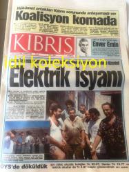 KIBRIS GAZETESİ YEREL TAŞRA BASINI ----27 Ağustos 1994 Yıl :1 Sayı :1809-Hükümet ortakları Kıbrıs Sorununda  anlaşamadı ve :Koalisyon  komada --UBP''den Eroğlu 'na tek rakip Enver Emin --Gazimağusa esnafı plansız -programsız  elektrik  kesintilerine karşı protesto gösterisi  düzenledi  Elektrik isyanı --Rumlar , KKTC ' de ki bir turistin  ölümüne neden  oldu  Yeni Rum Vahşeti  --Girne Belediyesi 'ne 60 çöp bidonu hediye edildi--Ticaret  Odası Kdv  'ye karşı  - RP -PKK İşbirliği --Rum , garantör Türkiye 'den rahatsız --Klerides , Denktaş 'ı  uzlaşmazlığa itiyor --Almanya Dış işleri bakanı  Klaus Kinkel  Hırvatistan 'da   Zagreb 'e gelen  bakanı meslektaşı  Graniç karşıladı --Nato Genel Sekreteri Manfred Wörner toprağa verildi --İki Mustafa Denizer ,Londra da Buluştu --Aşkınız için  check -up yapın -- Can Tufan :Türk Pop Müziğinde patlama değil ,enflasyon var --Avrupa 'nın yeni prensi Panucci --Baresi  'nin gönlü Japonya da -Ewing  Güney Afrika da --Fenerbahçe de müjdat  kadroda--