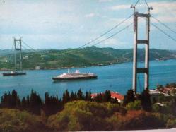 ŞEHİR KARTPOSTALI-TÜRKİYE/İSTANBUL BOĞAZ KÖPRÜSÜ VE ALTINDAN GEÇEN FERİBOTUN GÜNDÜZ GÖRÜNTÜSÜ,ARKASINA YAZILMAMIŞ,RENKLİ, 11 X 15 CM EBADINDA - 1950'LER, 1960'LAR, 1970'LER, 1980'LER