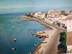 ŞEHİR KARTPOSTALI-YUNANİSTAN/HALKİS DENİZ KUMSAL VE ŞEHİR GÜNDÜZ GÖRÜNTÜSÜ,ARKASINA YAZILMAMIŞ,RENKLİ, 11 X 15 CM EBADINDA - 1950'LER, 1960'LAR, 1970'LER, 1980'LER