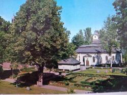 ŞEHİR KARTPOSTALI-İSVİÇRE/DALARNA KİLİSE VE MUHTEŞEM RENGARENK ÇİÇEKLERLE BEZENMİŞ BAHÇESİNİN GÜNDÜZ GÖRÜNTÜSÜ,ARKASINA YAZILMAMIŞ,RENKLİ, 11 X 15 CM EBADINDA - 1950'LER, 1960'LAR, 1970'LER, 1980'LER