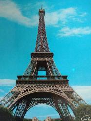 ŞEHİR KARTPOSTALI-FRANSA/PARİS EYFEL KULESİNİN AŞAĞIDAN GÜNDÜZ GÖRÜNTÜSÜ,ARKASINA YAZILMAMIŞ,RENKLİ, 11 X 15 CM EBADINDA - 1950'LER, 1960'LAR, 1970'LER, 1980'LER