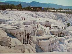 ŞEHİR KARTPOSTALI-TÜRKİYE/DENİZLİ PAMUKKALE TRAVERTENLERİNİN GÜNDÜZ GÖRÜNTÜSÜ,ARKASINA YAZILMAMIŞ,RENKLİ, 11 X 15 CM EBADINDA - 1950'LER, 1960'LAR, 1970'LER, 1980'LER