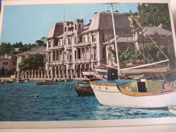 ŞEHİR KARTPOSTALI-TÜRKİYE/İSTANBUL BEBEK KIYILARI VE BOĞAZ KENARINDAKİ TARİHİ BİR YALI GÜNDÜZ GÖRÜNTÜSÜ,ARKASINA YAZILMAMIŞ,RENKLİ, 11 X 15 CM EBADINDA - 1950'LER, 1960'LAR, 1970'LER, 1980'LER