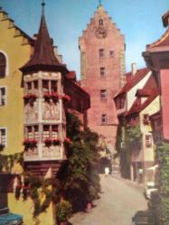 ŞEHİR KARTPOSTALI-ALMANYA/MEERSBURG TARİHİ MİMARİ YAPILARIN VE ŞEHİR ARASI SOKAKLARIN GÜNDÜZ GÖRÜNTÜSÜ,ARKASINA YAZILMIŞ,RENKLİ, 11 X 15 CM EBADINDA - 1950'LER, 1960'LAR, 1970'LER, 1980'LER