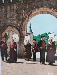 ŞEHİR KARTPOSTALI-FRANSA/NORMANDİYA GELENEKSEL KIYAFET GİYMİŞ İNSANLARIN GÜNDÜZ GÖRÜNTÜSÜ,ARKASINA YAZILMIŞ,RENKLİ, 11 X 15 CM EBADINDA - 1950'LER, 1960'LAR, 1970'LER, 1980'LER