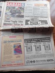 Sabah Gazetesi - 21 Aralık 1993 - İlk Yarının Takımı Avrupalı Galatasaray - Gençlerbirliği Oyuncusu Kona - Bülent Uygun - Ergun Göknel'i Ağlatan Karar - Oral Çelik Konuşacak -  Mesut Yılmaz'ın İstanbul Atağı - Çatalca Belediye Başkanı Gülay Atığ - Tutukluluk İki Gazeteci Erhan Akyıldız İle Ali Tevfik Berber Serbest Bırakıldı - Hulusi Kentmen'i Kaybettik - İran Heyetiyle Anıt Kabir Krizi