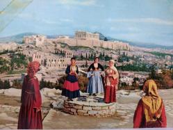 ŞEHİR KARTPOSTALI-YUNANİSTAN/GELENEKSEL KIYAFETLER GİYMİŞ KADINLARIN GÜNDÜZ GÖRÜNTÜSÜ,ARKASINA YAZILMIŞ,RENKLİ, 11 X 15 CM EBADINDA - 1950'LER, 1960'LAR, 1970'LER, 1980'LER