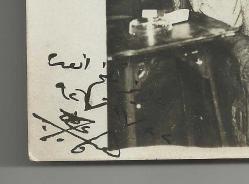 ELİNDE SİGARASIYLA KEYİF YAPAN ADAM FOTOĞRAFI...