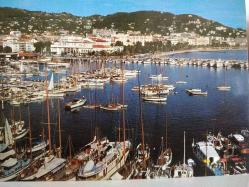 ŞEHİR KARTPOSTALI-FRANSA/CANNES LİMAN BALIKÇI TEKNELERİ VE KUMARHANE GÜNDÜZ GÖRÜNTÜSÜ,ARKASINA YAZILMIŞ,PULLU,RENKLİ, 11 X 15 CM EBADINDA - 1950'LER, 1960'LAR, 1970'LER, 1980'LER