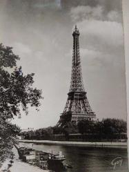 ŞEHİR KARTPOSTALI-FRANSA/PARİS EYFEL KULESİNİN UZAKTAN GÜNDÜZ GÖRÜNTÜSÜ,ARKASINA YAZILMAMIŞ,SİYAH BEYAZ, 11 X 15 CM EBADINDA - 1950'LER, 1960'LAR, 1970'LER, 1980'LER