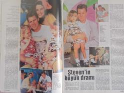 TV'DE 7 Gün Gong Haftalık Aktüalite Sinema Tiyatro Müzik ve Magazin Dergisi - 1 Eylül 1991 - Kerim Aydın Erdem - Halit Kıvanç - Nejat Uygur - Hıncal Uluç - Sevtap Parman - Doug Davidson - Şebnem Ergür - Laure Koslow - Steven Carrington - Al Corley - Josephine Baker - Ferhan Şensoy - Ayten Gökçer - Grecia Calmenares - Korhan Abay - İzzet Öz - Nükhet Duru - Begüm Özbek - Ajda Pekkan - Ebru Kutsal - Burak Önal - Levent Öktem - İsmet Üstekin - Fikret Hakan - Fatma Belgen - Deniz Türkali - Nesrin Akkıç - Mehmet Ulaş - Mesut Mertcan - Joan Crawford - Kevin Costner - Fatih Kısaparmak - Ajda Pekkan- Kaptan Arkan - Ali Rıza Türker - Erol Evgin - Ali Kocatepe - Osman Seden - Münir Özkul - İhsan Yüce - Julia Roberts - Hudson Hawk - Andrey Tarkowski - Kevin Costner - Bette Midler - Barbara Hershey - Atıf Yılmaz - Şener Şen - Serap Aksoy - Salih Güney - Faruk Peker - Güler Kazmacı - Sakyo Dolmakalem Reklamı fotoğraf ve haberi - Tam Takım Dergi