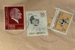 Mektup Zarfından Kesilmiş  / Postadan Geçmiş Üçlü Pul Filateli - İstanbul Damgalı - ATATÜRK, 100 KURUŞ / ATATÜRK, 50 KURUŞ / ATLI ATATÜRK ANKARA, 25 KURUŞ - Türkiye Cumhuriyeti
