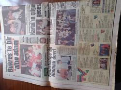 Hürriyet Gazetesi - 14 Mayıs 1990 - Beşiktaş Sabaha Kadar Şampiyonluğu Kutladı - Fenerbahçe'de Guus Hiddink Devri - Metal Müzik Fırtınası - Güneş Taner Turgut Özal'a Direniyor - Saddam'ın Damadı PKK'yı Ezeceğiz - Başbakan Yıldırım Akbulut Dayanamayıp Zeybek Oynadı - Adı Hasan Celal Güzel'le Aşk Dedikodularına Karışan Hande Mumcu  Davası Başlıyor - Mini Eteği İzmit Valiliği Yasakladı