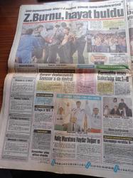 Hürriyet Gazetesi - 14 Mayıs 1990 - Beşiktaş Sabaha Kadar Şampiyonluğu Kutladı - Fenerbahçe'de Guus Hiddink Devri - Metal Müzik Fırtınası - Güneş Taner Turgut Özal'a Direniyor - Saddam'ın Damadı PKK'yı Ezeceğiz - Başbakan Yıldırım Akbulut Dayanamayıp Zeybek Oynadı - Adı Hasan Celal Güzel'le Aşk Dedikodularına Karışan Hande Mumcu  Davası Başlıyor - Mini Eteği İzmit Valiliği Yasakladı