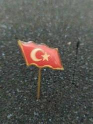R61---1970'LER DALGALANAN TÜRK BAYRAĞI İĞNELİ ROZET