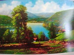 SANAT KARTPOSTALI-YEMYEŞİL YAPRAKLI AĞAÇLAR GÖL VE KÖY RESMİ,ARKASINA YAZILMIŞ,RENKLİ,11 X 15 CM EBADINDA