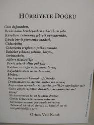 SANAT KARTPOSTALI-ARKASINDA ORHAN VELİ KANIK'IN ''HÜRRİYETE DOĞRU'' ŞİİRİNİN YAZILI OLDUĞU KİTAP KAPAĞI,KAPAKLI,İÇ KISMINA YAZILMAMIŞ,RENKLİ,11 X 15 CM EBADINDA