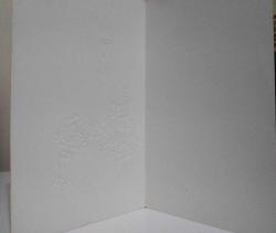 SANAT KARTPOSTALI-YANAN GÜL YANINDA RENGARENK ÇİÇEKLERİN ARASINDA DURAN İNCİL RESMİ,KAPAKLI,İÇ KISMINA YAZILMAMIŞ,RENKLİ,11 X 15 CM EBADINDA