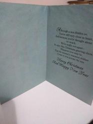 SANAT KARTPOSTALI-ÇAM AĞACI DALLARI ARASINDA YANAN ÜÇ KIRMIZI MUM RESMİ,KAPAKLI,İÇ KISMINA YAZILMAMIŞ,RENKLİ,11 X 15 CM EBADINDA