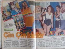 TV'DE 7 Gün Gong Haftalık Aktüalite Sinema Tiyatro Müzik ve Magazin Dergisi - 17 Ekim 1992 - Jülide Ateş - Kadir İnanır - Nurseli İdiz - Kemal Sunal - Meral Konrat - Bülent Ersoy - Tarık Akan - Filiz Akın - Nilüfer - Aylin Livanelli - Tolga Savacı - Zeki Alasya - Metin Akpınar - Selçuk Uluergüven - Ali Uyandıran - Umur Bugay - Uğur Dündar - Zuhal Olcay - Oya Özyılmazer - Güler Kazmacı - Ümit Zileli - Erdinç Doğan - Sibel Şahin - Sibel Özcan - Dilay İşman - Ebru Koşar - Tarık Tarcan - Neşe Düzel - Ahmet Altan - Alain Delon - Macit Köper - Ornella Muti - Bill Duke - Gianni Amello - David Fincher - Maro Ferreri - Arzu Akmansoy - Michael Jackson - Zafer Akyol - Ufuk Geçin - Marilyn Monroe - Jacqueline Bisset - Bill Spencer - Clayton Norcross - Jeff Tracha - Pierce Brosnan - Faruk Peker - Harika Avcı - Serpil Barlas - Ayşe Sarıkaya - Engin Koç - Seren Serengil - Sibel Egemen - Barış Manço - Nilüfer Açıkalın fotoğraf ve haberi - Tam Takım Dergi