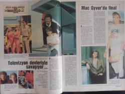 TV'DE 7 Gün Gong Haftalık Aktüalite Sinema Tiyatro Müzik ve Magazin Dergisi - 5 Ocak 1992 - Jason Priestley - Joanna Johnson - Tansu Polatkan - Erdal Özyağcılar - Kayahan - Namık Kasapbaşoğlu - Harika Avcı - Mehmet Ali Erbil - İbrahim Tatlıses - Sibel Egemen - Çekin Çeki - Melih Kibar - Ayşegül Aldinç - Volkan Severcan - Pelin Körmükçü - Korhan Abay - Namık Kasapbaşoğlu - Cüneyt Arkın - Alfred Vak Vak - Jason Priestley - Can Okanar - Fulya Ergüneş - David Hasselhoff - Mac Gyver - Alev Baymur - Jason Donovan - Ayşegül Aldinç - Maskeli Süvari İçin Nostalji - Eric Clapton - Korhan Abay - Türkan Şoray - Atıf Yılmaz - Andie Macdowell - Marcello Mastroianni - Nick Nolte - Marlboro Sigara Reklamı fotoğraf ve haberi - Tam Takım Dergi