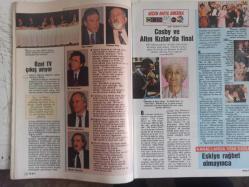 TV'DE 7 Gün Gong Haftalık Aktüalite Sinema Tiyatro Müzik ve Magazin Dergisi - 9 Şubat 1992 - Tarık Tarcan - Kadir İnanır - Kenan Onuk - Hüseyin Başaran - Barbaros Talu - Fahri İkier - Buket Karakaya - Ayşe Söylemez - Uğur Dündar - Bülent Varol - Kemal Sunal - Gökberk Ergenekon - Emre Dağdeviren - Ceyhan Baydur - Aydoğan Semizer - Ercan Erdem - Şevket Altuğ  - Edward Lavington - Mehmet Aslantuğ - Klaus Kinski - Corin Nemec - Shannen Doherty - Brenda Walsh - Cybill Shepherd - Barbra Streisand - Erdem Alkın - Linda Hamilton - Pelin Körmükçü - Volkan Severcan - Tarık Tarcan - Meltem Doğanay - Cüneyt Arkın - The Fisher King - Yasemin Yalçın - Toshiba Televizyon Reklamı fotoğraf ve haberi - Tam Takım Dergi