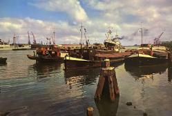 ŞEHİR KARTPOSTALI-HOLLANDA/AMSTERDAM DENİZ VE BALIKÇI TEKNELERİNİN GÜNDÜZ GÖRÜNTÜSÜ,ARKASINA YAZILMAMIŞ,RENKLİ, 11 X 15 CM EBADINDA - 1950'LER, 1960'LAR, 1970'LER, 1980'LER