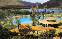 ŞEHİR KARTPOSTALI-BOPHUTHATSWANA/SUN CITY GÖL OTEL VE HAVUZ GÜNDÜZ GÖRÜNTÜSÜ,ARKASINA YAZILMAMIŞ,RENKLİ, 11 X 15 CM EBADINDA - 1950'LER, 1960'LAR, 1970'LER, 1980'LER