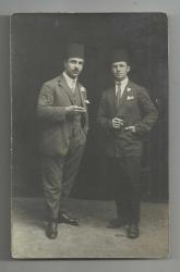 1926 SİGARA İÇEN İKİ FESLİ ADAM FOTOĞRAFI...